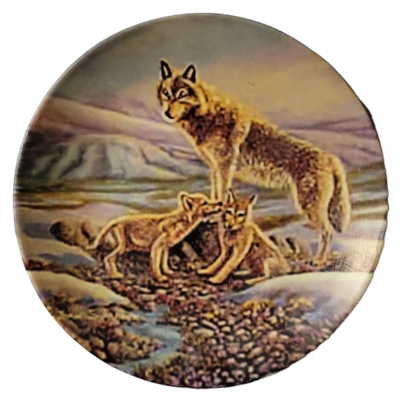 Vtg Joan Sharrock Treasures of The Arctic WOLF with PUPS Small Plate - Picture 1 of 3